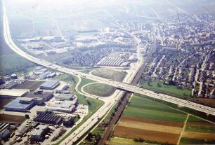 Autobahnstrecke Stuttgart-Feuerbach und Bebauung Blick in Richtung West. Links oben Verengung von 6 auf 4 Fahrstreifen.
