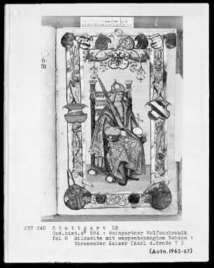 Welfenchronik — Thronender Kaiser (Karl der Große?) von den Wappen der sieben Kurfürsten umgeben, Folio 8recto