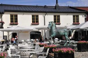 Örebro - Freilichtcafè mit Metallpferd : Straßenszene, aufgenommen im Zentrum von Örebro am 25. Juli 2012