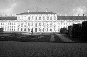 Oberschleißheim: Schloss Schleißheim, Westfassade mit Parkanlage