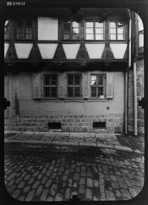 Quedlinburg, Lange Gasse 27. Wohnhaus mit Laden (um 1600). Straßenfront (Teilansicht)
