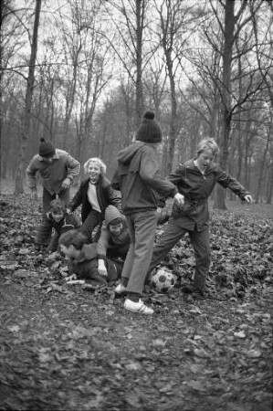 Fußballspiel auf dem Bolzplatz im Eichelwald