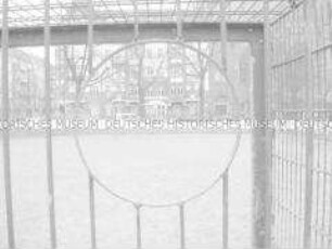 Blick durch eine runde Öffnung auf einen Fußballplatz mit Tor (Prämiertes Foto Sonderthema: Fußball-Fieber)