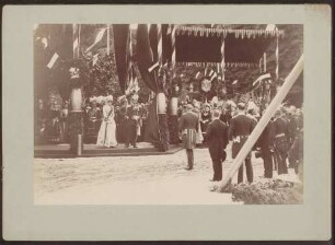 Kaiser Wilhelm II., Kaiserin Auguste Viktoria und Großherzog Friedrich I. unter Baldachin.
