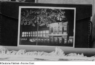 Reproduktion einer Fotografie Roger & Renate Rössings vom Chinesischen Pavillon auf der Herbstmesse 1954 bei Dunkelheit