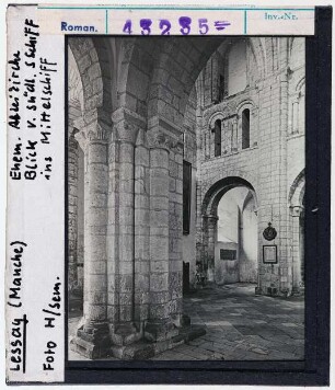 Lessay (Manche): Ehemalige Abteikirche, Inneres, Blich vom südlichen Seitenschif ins Mittelschiff