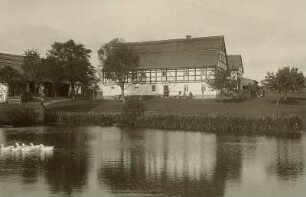 Hartmannsdorf-Reichenau. Gehöft. Ansicht über den Dorfteich