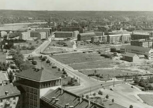 Dresden. Blick vom Rathausturm nach Nordosten über die Wohnblöcke an der Ernst-Thälmann-Straße (Wilsdruffer Straße) zum beräumten Pirnaischen Platz