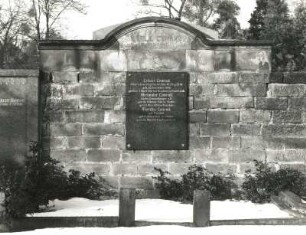 Wandgrabmal der Familie Conrad : Wandgrabmal der Familie Conrad. Sandstein (ab 1918). Dresden-Neustadt, Nordfriedhof (Garnisonsfriedhof)