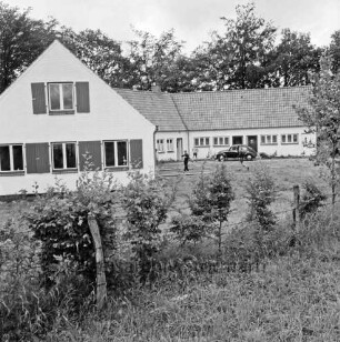 Lütjensee: Seeredder: Erweiterungsbau mit Esssaal: rechts hinten Wirtschafts- und Mehrzweckgebäude: vorn Hecke: dahinter Rasen: darauf Kinder: rechts VW-Käfer