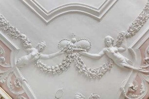 Decke des Vorraums des ehem. Sommerschlafzimmers — Weibliche Mischwesen mit Kronen und Girlanden — Zwei Figuren, eine Krone und Girlande haltend