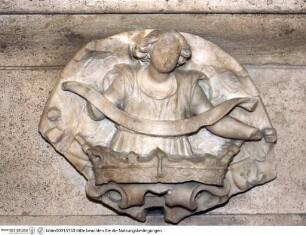 Bekrönung eines Wappenschildes: Engel mit Schriftband über einer Krone