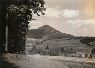 Zittauer Gebirge. Blick vom Hang des Plissenberges (Plešivec ) in nordwestliche Richtung zur Lausche