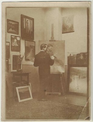 Der Bildhauer und Maler Mathieu Molitor in seinem Atelier beim Malen an der Staffelei : Der Bildhauer und Maler Mathieu Molitor in seinem Atelier beim Malen an der Staffelei (Originalabzug), aufgenommen wohl 1895/1900. Dresden: Mscr.Dresd.App.2000,937
