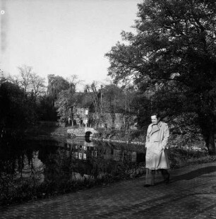 Schlossmühle: davor Mühlenredder, Mühlenbrücke: vorne Schlossgraben mit Spiegelungen: im Vordergrund auf Uferweg Mann