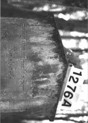 Grabstein 1276 (Index: 99900111) Material: Sandstein Zustand: unten und oben stark verwittert Maße HxBxT: 172x60x28 cm Beschreibung: aufgesockelte Stele mit Dreiecksabschluss, Verdachung mit Akanthus-Akroter Symbolik: Akanthus: Grabstein 1276A