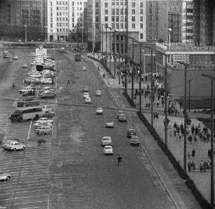 Berlin-Mitte, Karl-Marx-Allee mit Nr. 34, Restaurant "Moskau" (1961-1964, J. Kaiser). Blick zur Einmündung Schillingstraße