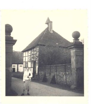 Rittergut Barkhausen: Toreinfahrt. Barkhausen. Mai 1939. sw-Papierabzug. vermutlich Fritz Priester. Sammlung Priester