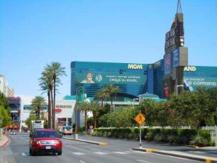 Straßenszene am Las Vegas Boulevard mit MGM Grand Hotel