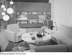 Sitzgruppe : Wohnzimmermöbel (1972; Möbelkombinat Erfurt (MKE)). Ansicht mit Anbauwand und Sitzgruppe