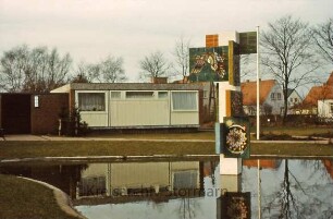 Schule: Wandmosaik (Harald Duwe) im Teich