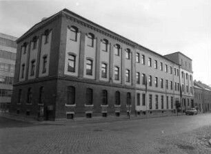 Schöneck, Hauptstraße 46/Ecke Schillerstraße. Wohl ehemaliges Fabrikgebäude (jetzt Elektrofachmarkt). Eckansicht