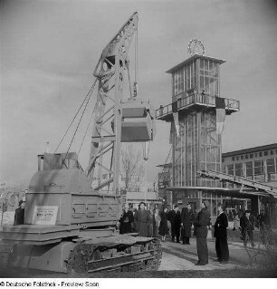 Bagger auf dem Freigelände der Technischen Messe