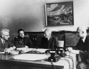 Mitarbeiter des Dresdner Magistrats beim Stellvertreter des sowjetischen Militärkommandanten