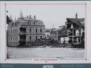 Leporello Hochwasseransichten, Blatt 21: Die vom Hochwasser am 30./31. 7. 1897 zerstörten Häuser des Fleischermeisters Strauß in Deuben (Freital), links das neue und rechts das alte Haus