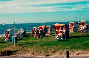 Norderney: Liegewiese mit Strandkörben