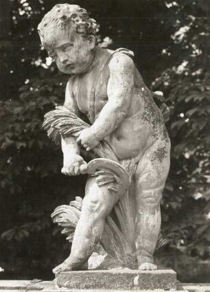 Putto: August (Kornschneider) : Putto im Ehrenhof (Westrand), Höhe 1,20m