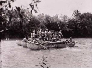 Erster Weltkrieg. Deutsche Pioniere beim Geschütztransport auf einer Pontonfähre