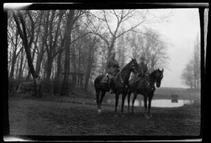 Nicht identifizierbare Gegend in Nordfrankreich oder Belgien: 2 Offiziere mit Pickelhaube zu Pferd in einem Park vor einem Teich