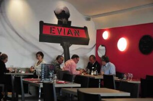 Evian - les - Bains - Restaurant : Blick in den Innenraum eines modernen Restaurants mit dem Namen Evian, aufgenommen am 20. Mai 2010 in Evian - les - Bains