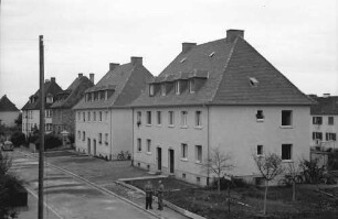 Freiburg: Kreisbaugenossenschaft; zwei Wohnhäuser; Bärenweg; vom Bahndamm