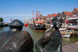 Deutschland. Niedersachsen. Neuharlingersiel. Kutterhafen. Bronze Statue Alt und Jungfischer