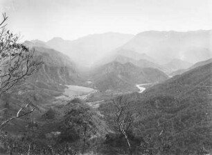 Flusslandschaft : Flusslandschaft in einem Tal