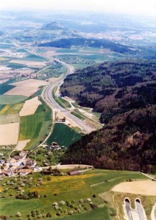 Trassierung Im Vordergrund der Heilsbergtunnel. Im Hintergrund Hohentwieltunnel und Hohentwiel.
