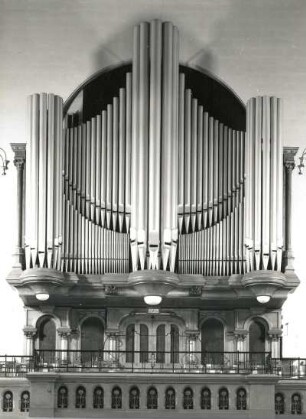 Dreimanualige Orgel III/50 (1937; Gebrüder Jehmlich, Umbau der zweimanualigen Orgel II/33 von C. E. Jehmlich 1887). 50 Register, elektrische Traktur. Dresden-Neustadt, Martin-Luther-Kirche