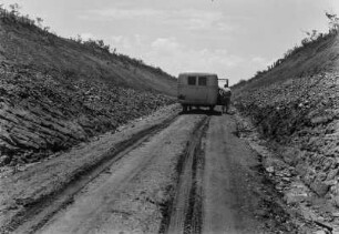 Terrassenlandschaft : Bus auf einem Weg zwischen zwei Terrassen.
