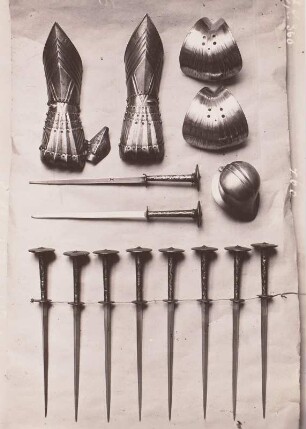 Gotische Hentzen (Eisenhandschuhe) und Armkacheln und Schamkapseln und Dolche