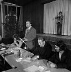 Ausländerparlament: Festsaal des Rathauses und Bürgerhauses Glinde [später Marcellin-Verbe-Haus]: Gründungsversammlung: Rede von Bürgervorsteher Wolfgang Bachofer im Beisein von Bürgermeister Karlheinz Friedrici: hinten Fotograf auf Bühne