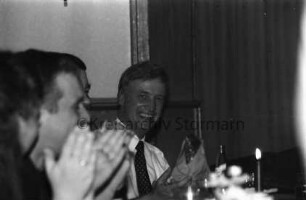 CDU: Wahlkampfveranstaltung zur Landtagswahl: Prahls Gasthof: Gastredner Vorsitzender der CDU-Fraktion in Hamburg Ole von Beust an Tisch im Gespräch mit Parteikollegen: 16. Januar 2000