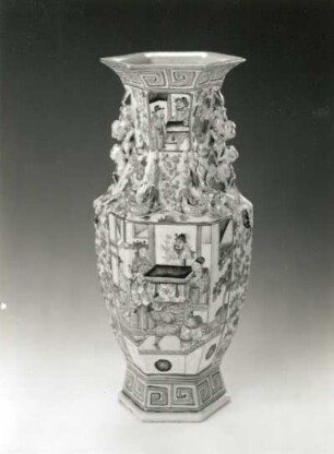 Sechskantige Vase (China, 1. H. 19. Jh.; Porzellan, plastische Auflagen; Aufglasurmalerei; Höhe 42,4 cm; Staatliche Kunstsammlungen Dresden (SKD)