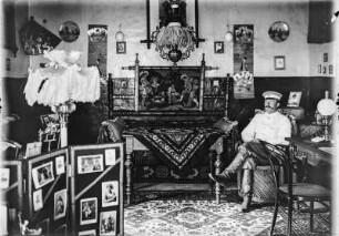 Hauptmann Kurt Johannes : Hauptmann Kurt Johannes sitzend in der Unterkunft für Offiziere in Moshi