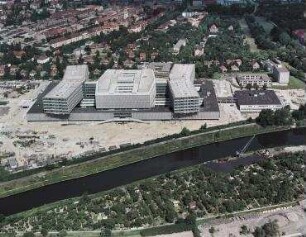 Luftaufnahme, Blick von Süden auf das Klinikum Steglitz der Freien Universität (Universitätsklinikum Benjamin Franklin). Berlin-Lichterfelde, Hindenburgdamm 30