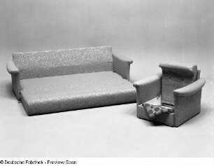 Sitzgruppe "Silke" : Sitzgruppe "Silke" (1976; VEB Ribnitzer Polstermöbel). Sofa als Liege und Sessel mit hochgeklapptem Sitz