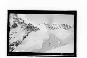 Exkursion ins Berner Oberland: Blick von einem Hang auf einen langen Grat