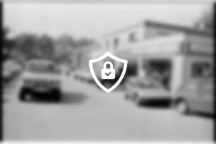 Autohaus Gebrüder Kemnitz GmbH: Heinrich-Hertz-Straße: Außenansicht: über Schaufenstern Firmenname: davor auf Parkplatz Pkws