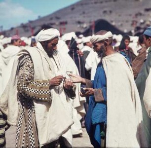 Heiratsmarkt der Berber : Berber beim Handel auf dem Heiratsmarkt der Berber in Imilchil im Hohen Atlas